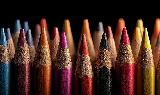 Gros plan sur des crayons de couleur taillés symbolisant la diversité des compétences et la créativité dans les formations de la CVCI.